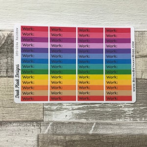 Op de afbeelding: Een vel regenboogkleurige stickers met het woord "Work:" gedrukt op elke sticker. De stickers zijn gerangschikt in een raster van drie kolommen en tien rijen. De kleuren van de stickers zijn rood, roze, paars, blauw, groen, geel, oranje en bruin.
