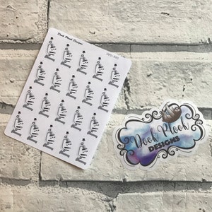 Può includere: Un foglio di carta adesiva bianca con 25 adesivi di microscopio. Ogni adesivo è grigio e bianco e presenta un microscopio con un cappello a cilindro nero. Il foglio è etichettato "Dook Plook Designs" e "DPD-945".