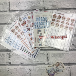 Op de afbeelding: Een set van zes doorzichtige plastic zakken met verschillende sticker vellen. De sticker vellen bevatten kleurrijke illustraties van luiaards, boeken, waterflessen en andere ontwerpen. De zakken zijn gelabeld met de tekst "Dook Plook Designs" en "WHOOPS!"