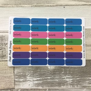 Op de afbeelding: Een vel met kleurrijke rechthoekige stickers met het woord "Work:" erop gedrukt. De stickers zijn in tinten blauw, roze, groen, oranje en paars.