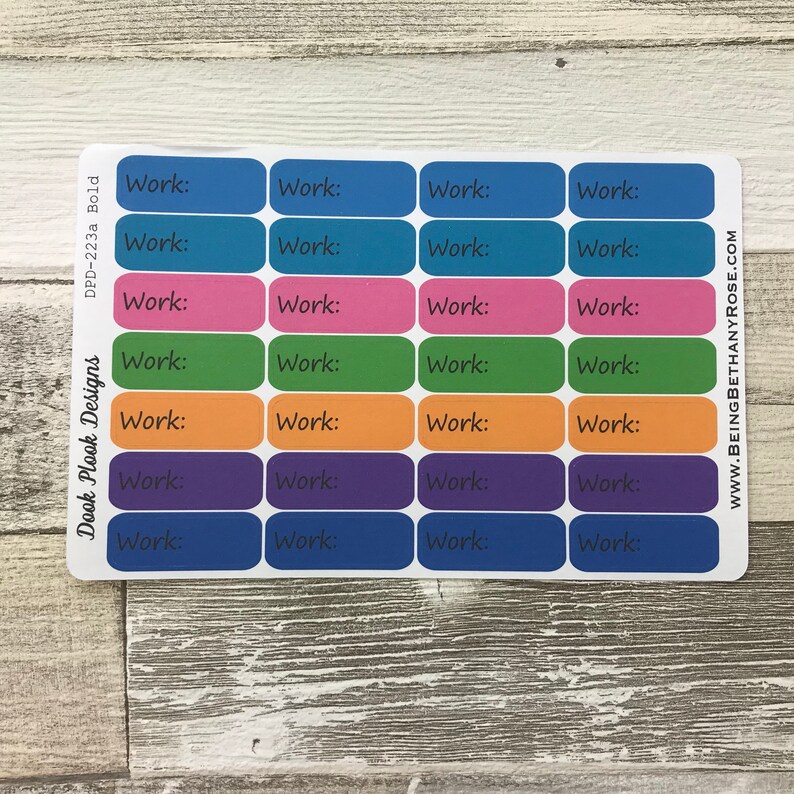 Op de afbeelding: Een vel met kleurrijke rechthoekige stickers met het woord "Work:" erop gedrukt. De stickers zijn in tinten blauw, roze, groen, oranje en paars.