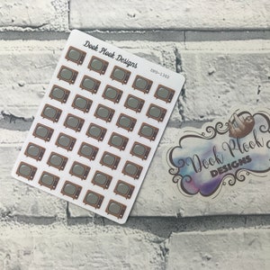 Może przedstawiać: Arkusz z 40 brązowymi i szarymi naklejkami z telewizorami na białym tle. Naklejki są ułożone w 8 rzędach po 5. Arkusz jest oznaczony jako "Dook Plook Designs" i "DPD-1302".