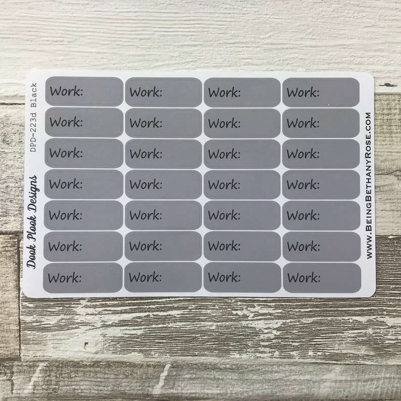 Op de afbeelding: Een vel met 24 grijze rechthoekige stickers met het woord "Work:" erop gedrukt.