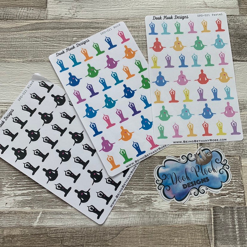 Op de afbeelding: Drie vellen stickers met een persoon in een yogahouding. De stickers zijn in zwart, felle kleuren en pastelkleuren. De stickers zijn gelabeld met "Dook Plook Designs" en hebben het websiteadres "www.beingbethanyrose.com".
