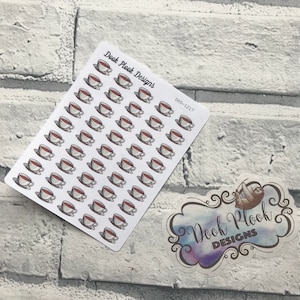 Peut inclure: Une feuille de 50 autocollants blancs avec une illustration simple d'une tasse à thé rouge et d'une soucoupe. La feuille est étiquetée "Dook Plook Designs" et "DPD-1217".