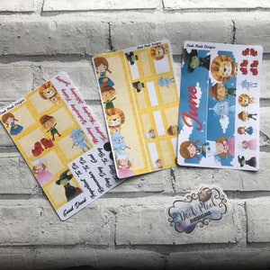 Może przedstawiać: Zestaw drukowanych naklejek do planera z postaciami z Czarnoksiężnika z Oz. Naklejki zawierają stronę kalendarza na czerwiec, stronę planera tygodniowego oraz stronę z mniejszymi naklejkami z różnymi postaciami i powiedzeniami. Naklejki są zaprojektowane w fantazyjnym stylu z jasnymi kolorami i postaciami z kreskówek.