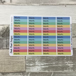 Op de afbeelding: Een vel met kleurrijke planner stickers met het woord "Work:" herhaald op elke sticker. De stickers zijn in een regenboog van kleuren, waaronder blauw, groen, geel, oranje, roze en rood.