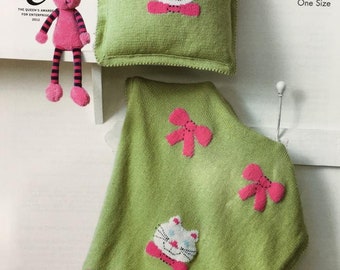 /& Cushion Baby Knitting Pattern K3981 Babies Kitty Cat Blanket Knitting Pattern DK Light Worsted Throw Pillow King Cole