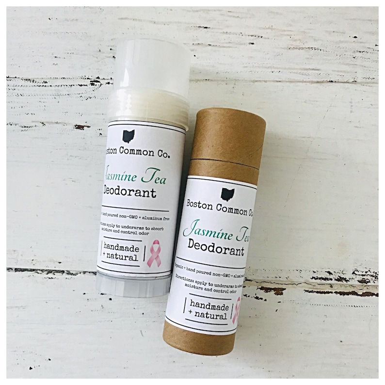 Peut inclure: Deux b&acirc;tonnets de d&eacute;odorant brun et blanc avec un ruban rose sur l'&eacute;tiquette. L'&eacute;tiquette indique "Boston Common Co. Jasmine Tea Deodorant" et "fait main + naturel".