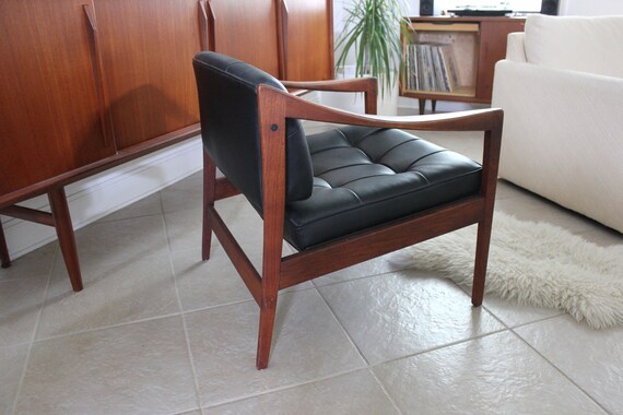 Mid Century Black Tufted Leatherette Lounge Chair
