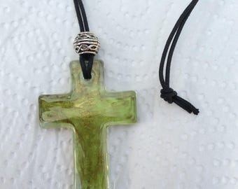 Collar con colgante de cruz de cristal verde veneciano de Murano. Regalo de joyería de fabricación irlandesa. Joyas religiosas con símbolos cristianos. Regalo artesanal irlandés