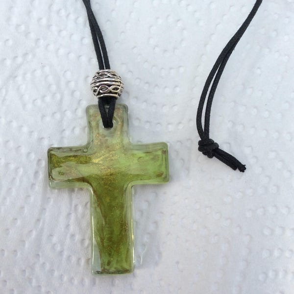 Murano-Halskette mit venezianischem Kreuzanhänger aus grünem Glas. In Irland hergestelltes Schmuckgeschenk. Religiöser Schmuck mit christlichem Symbol. Irisches Geschenkhandwerk