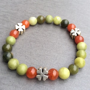 Bracelet cornaline en marbre du Connemara. Perles de trèfle porte-bonheur à quatre feuilles. Bijoux irlandais. Bracelet de la Saint-Patrick aux couleurs du drapeau irlandais.