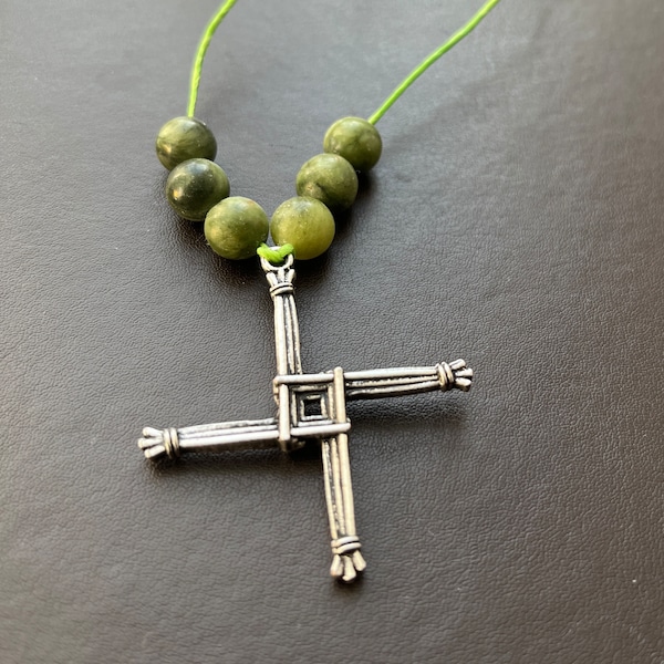 Collier croix de Sainte-Brigide avec perles de marbre du Connemara. Cadeau bijoux irlandais. Brigade de Kildare. 1er février Sainte Brigitte Imbolc