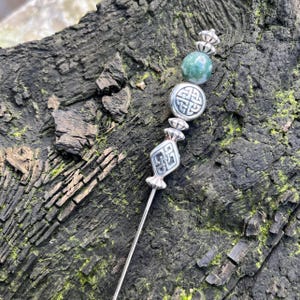 Broche en agate mousse de 5 pouces pour chapeau celtique, écharpe, revers de kilt. Bijoux irlandais Broche irlandaise Épingle irlandaise Broche celtique. Design irlandais écossais