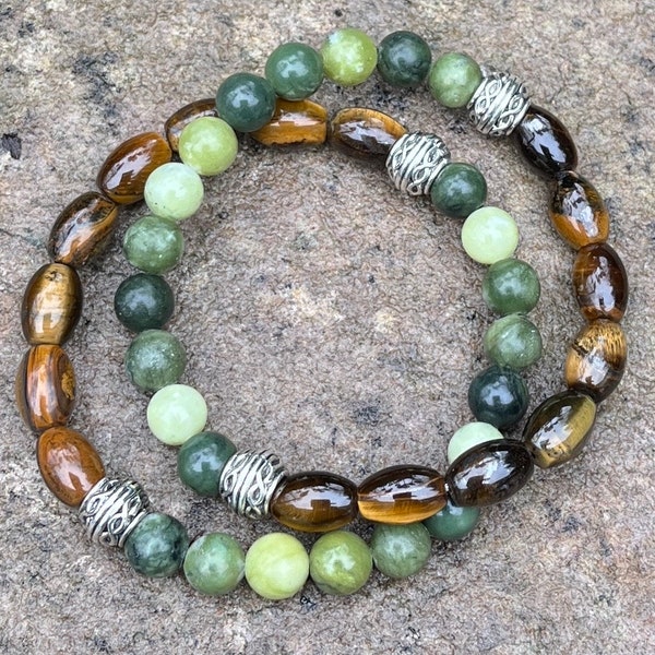 Pulsera para hombre con ojo de tigre y mármol verde de Connemara. Joyería de piedras preciosas de fabricación irlandesa. Diseños de cuentas celtas. Regalos para hombres. Regalo de joyería irlandesa.