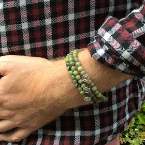 Stapelarmbanden met 1, 2 of 3 Connemara-marmer 6 mm kralen met gouden of zilveren Keltische spiraalkralen. Ierse sieraden cadeau ambacht. Heren dames, uniseks