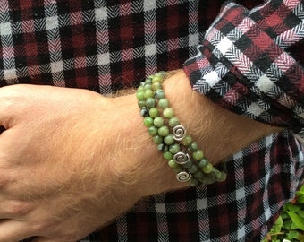 1, 2 oder 3 Perlenarmbänder aus Connemara Marmor 6 mm mit goldenen oder silbernen keltischen Spiralperlen. Irische Schmuck Geschenk Handwerk. Herren Damen Unisex