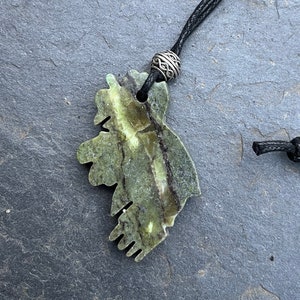 Connemara-hanger met marmeren kaart van Ierland. Keltische kraal Iers linnen koord. Ierse sieraden Ierse kaart Ierse souvenir Keltische hanger St. Patrick's Day