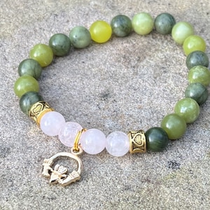 Muttertag Connemara Marmor und Rosenquarz Gold Claddagh Armband. Keltischer Schmuck. Irish made Schmuck Geschenk. Freundschafts Armband
