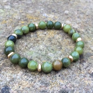 Connemara-marmerarmband met goudklompkralen. Ierse sieraden cadeau ambacht. Heren dames uniseks stretcharmband. Gemaakt in Iers marmer in Ierland