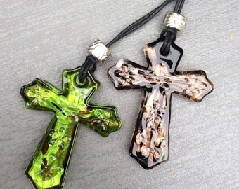 Collar con colgante de cruz de cristal veneciano de Murano verde o negro. Joyería de diseño irlandés. Día de San Patricio. Cruz religiosa cristiana. Cruz celta.