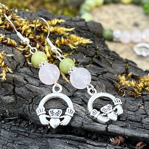 Connemara Marmor Rosenquarz Armband Ohrringe mit Claddagh Charms Celtic Design Schmuck Muttertag Irish Schmuck Geschenke für Frauen