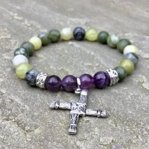 Pulsera con dije de amatista y mármol de Connemara con la cruz de Santa Brígida. Joyería irlandesa, regalo de la diosa Brígida de Kildare. 1 de febrero, Santa Brígida, Imbolc.