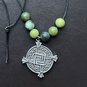 St. Brigid's Kreuz Anhänger Halskette, Connemara Marmor Perlen. Irischer Schmuck Made in Irland