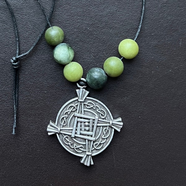 St. Brigid's Kreuz Anhänger Halskette, Connemara Marmor Perlen. Irischer Schmuck Made in Irland