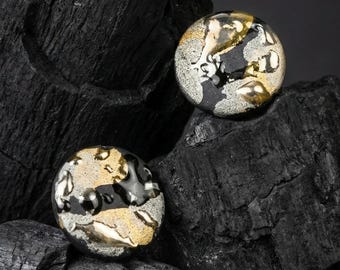 Einfache Stecker für Männer Schwarz Porzellan Gold Embossed Unregelmäßige Ohrringe OOAK Runder Schmuck Geburtstagsgeschenk für Ihn