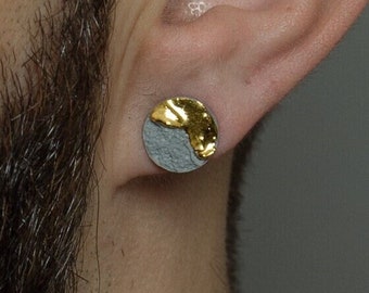 Boucles d'oreilles pour hommes en céramique ronde en porcelaine légère, clous de lobe d'oreille, gris rond énervé texturé cercle artisanal bijoux géométriques pour homme