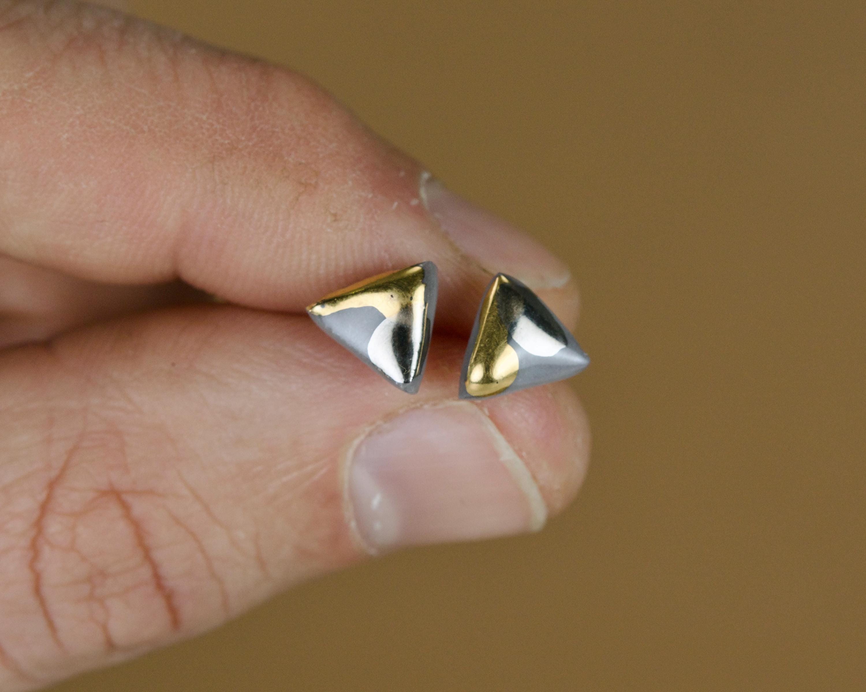 メンズスタッドピアス - 磁器製トライアングルスタッド、幾何学模様の 
