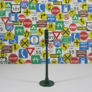 Miniature Traffic Light on Post &quot;Pick 1 or 2&quot; Model Train Accessory by Plasticville