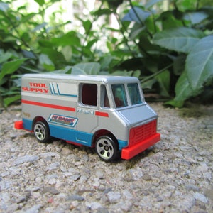 Hot Wheels Truck Hi Bank Racing Vehicle Tool Supply Pit Crew