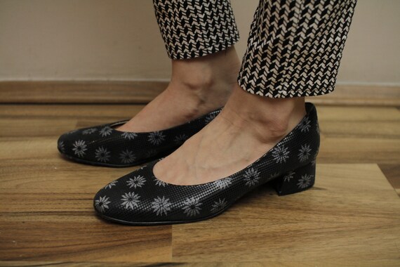 Real Vintage Women's Floral Pumps Navy Blue Woman… - image 5