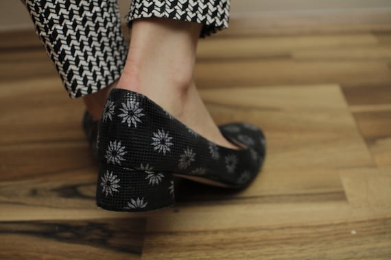 Real Vintage Women's Floral Pumps Navy Blue Woman… - image 3