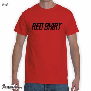 Camisa Roja Camiseta para hombre/unisex / camisas para geeks de todos los fandoms, camisetas geek inspiradas en la ciencia ficción / ciencia ficción, programa de televisión, fanáticos, equipo geek imagen 4