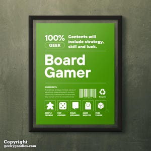 Pu&ograve; includere: Un poster incorniciato con sfondo verde e testo bianco. Il poster dice "Board Gamer" e include il testo "100% GEEK" e "Contents will include strategy, skill and luck." Presenta anche icone e il testo "Meeple Friendly" e "Dice Chucker."