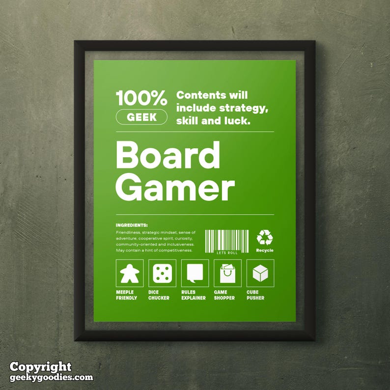 Pu&ograve; includere: Un poster incorniciato con sfondo verde e testo bianco. Il poster dice "Board Gamer" e include il testo "100% GEEK" e "Contents will include strategy, skill and luck." Presenta anche icone e il testo "Meeple Friendly" e "Dice Chucker."