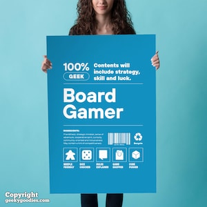 Pu&ograve; includere: Un poster blu con le parole "Board Gamer" in grandi lettere bianche. Il poster include il testo "100% GEEK" e "I contenuti includeranno strategia, abilit&agrave; e fortuna". Sono presenti anche icone di dadi, meeples e altri elementi di gioco.