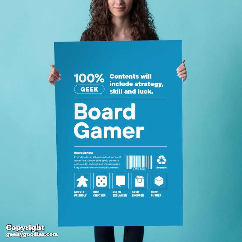 Pu&ograve; includere: Un poster blu con le parole "Board Gamer" in grandi lettere bianche. Il poster include il testo "100% GEEK" e "I contenuti includeranno strategia, abilit&agrave; e fortuna". Sono presenti anche icone di dadi, meeples e altri elementi di gioco.