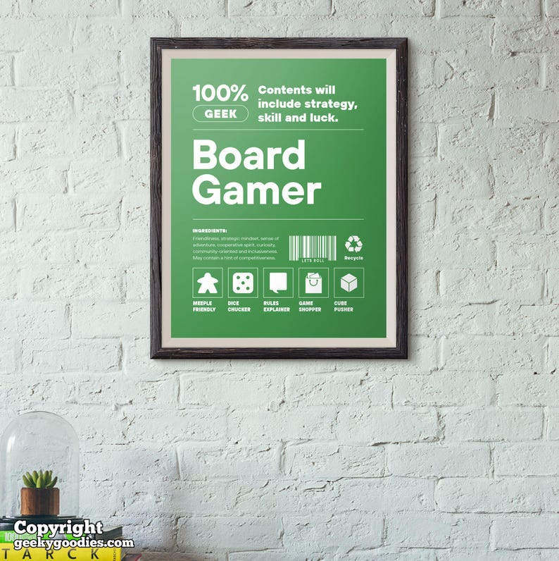Pu&ograve; includere: Un poster verde incorniciato con le parole "Board Gamer" in grandi lettere bianche. Il poster include testo su strategia, abilit&agrave; e fortuna, insieme a icone per i componenti del gioco. La cornice &egrave; marrone scuro e lo sfondo &egrave; un muro di mattoni bianchi.