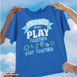 Gli amici che giocano insieme restano insieme T-shirt da gioco da tavolo da uomo/unisex / magliette per giocatori da tavolo Meeple, appassionati di giochi da tavolo, amici che giocano