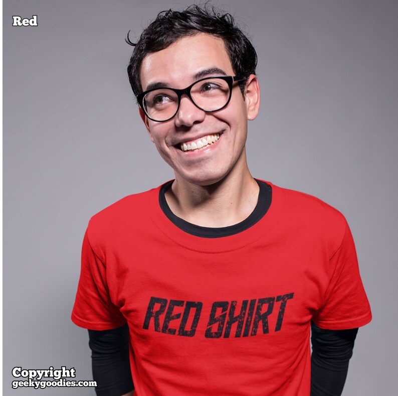 Camisa Roja Camiseta para hombre/unisex / camisas para geeks de todos los fandoms, camisetas geek inspiradas en la ciencia ficción / ciencia ficción, programa de televisión, fanáticos, equipo geek imagen 2