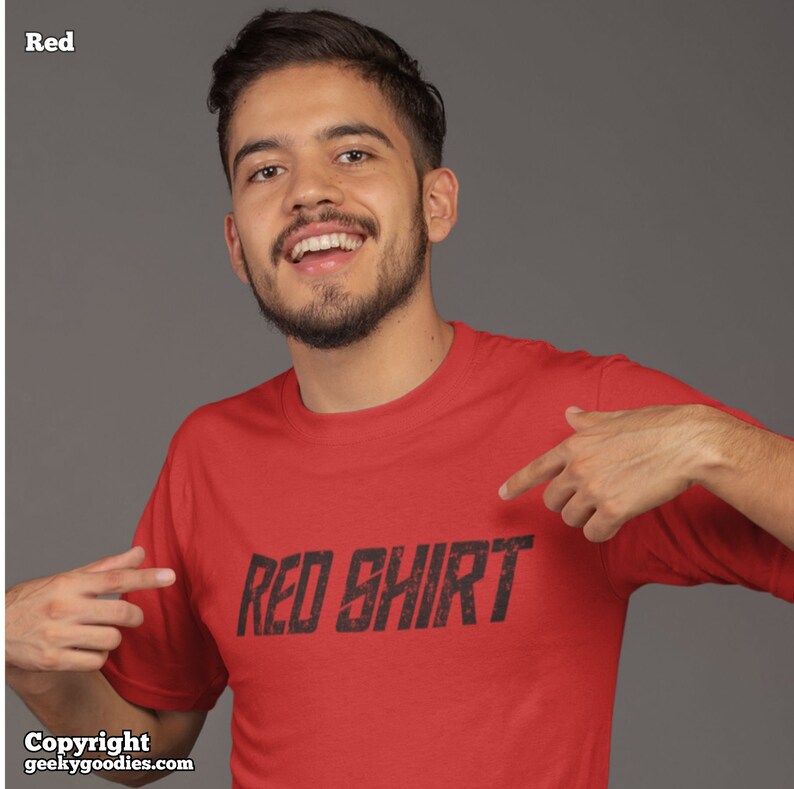 Camisa Roja Camiseta para hombre/unisex / camisas para geeks de todos los fandoms, camisetas geek inspiradas en la ciencia ficción / ciencia ficción, programa de televisión, fanáticos, equipo geek imagen 3