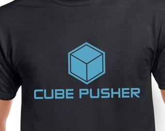 Cube Pusher Black Men's/Unisex T-shirt / para fanáticos de los juegos de mesa, jugadores de mesa y fanáticos o Euros y Euro gaming / camisetas cube pusher