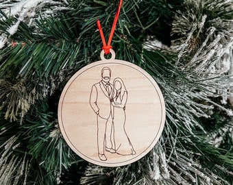 Adorno de madera para árbol / Adorno dibujado a mano con retrato sin rostro / Regalo de Navidad personalizado / Recuerdo grabado /