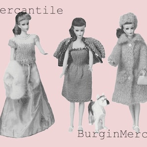 Pode incluir: Três bonecas vestindo roupas de tricô. A boneca à esquerda está vestindo um vestido longo branco com uma estola de pele e um top de tricô. A boneca do meio está vestindo um vestido de tricô e uma jaqueta de tricô. A boneca à direita está vestindo um casaco de tricô e um chapéu. A boneca do meio está segurando um cachorrinho.