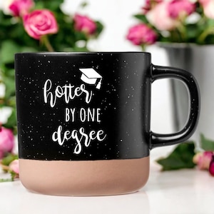Un grado más caliente - graduación / maestría / escuela - taza de cerámica blanca con grabado de 360 ml - gran idea de regalo para aprobar la graduación de la escuela